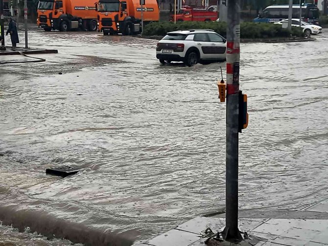 Başkentte Sağanak Yolları Ve Evleri Sular Altında Bıraktı