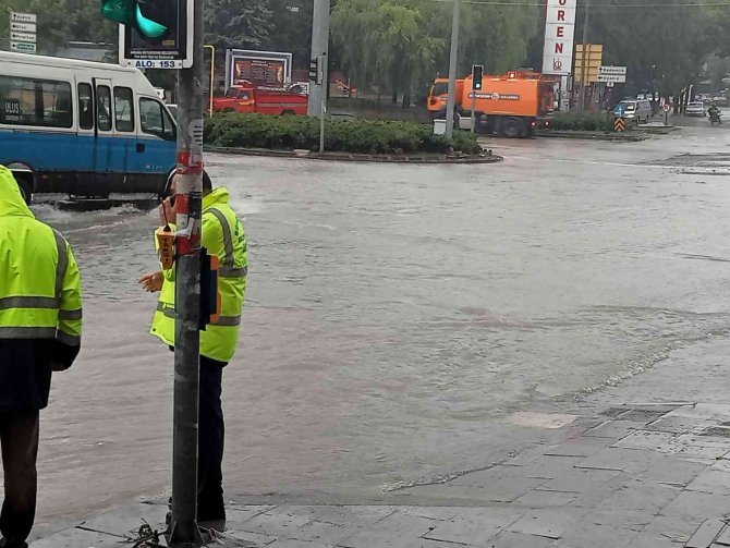 Başkentte Sağanak Yolları Ve Evleri Sular Altında Bıraktı