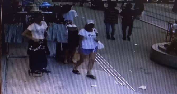 Birisi Perdeledi, Diğeri Askıda Duran Şortları Pazar Arabasına Doldurdu