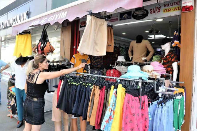 Birisi Perdeledi, Diğeri Askıda Duran Şortları Pazar Arabasına Doldurdu