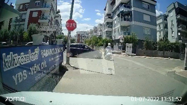Otomobil İle Çarpışan Motosiklet Sürücüsü Genç Kız Metrelerce Sürüklenip Düştü