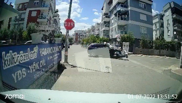 Otomobil İle Çarpışan Motosiklet Sürücüsü Genç Kız Metrelerce Sürüklenip Düştü