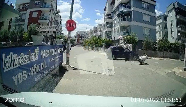 Otomobil İle Çarpışan Motosiklet Sürücüsü Genç Kız Metrelerce Sürüklenip Düştü