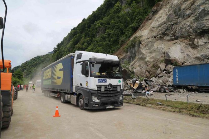 Artvin’in Kemalpaşa İlçesindeki Heyelanın Ardından Karadeniz Sahil Yolu Kontrollü Olarak Ulaşıma Açıldı