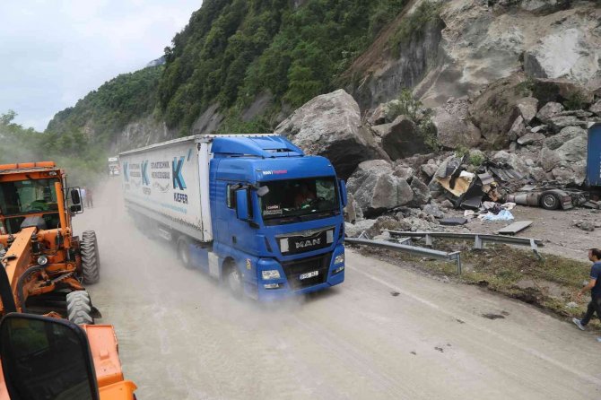 Artvin’in Kemalpaşa İlçesindeki Heyelanın Ardından Karadeniz Sahil Yolu Kontrollü Olarak Ulaşıma Açıldı