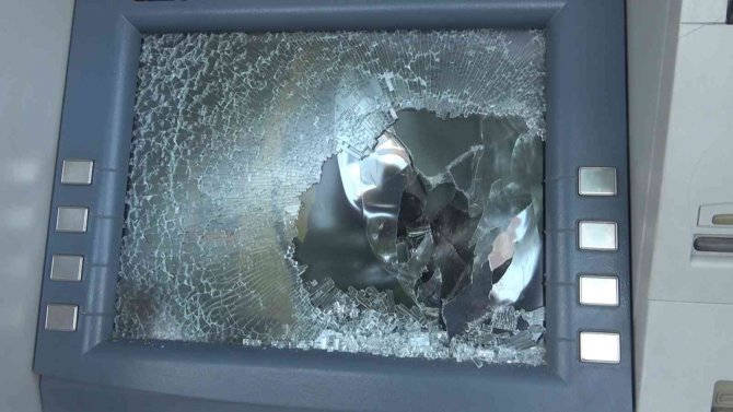Yalova’da Atm’lere Çekiçle Saldırarak Paramparça Etti