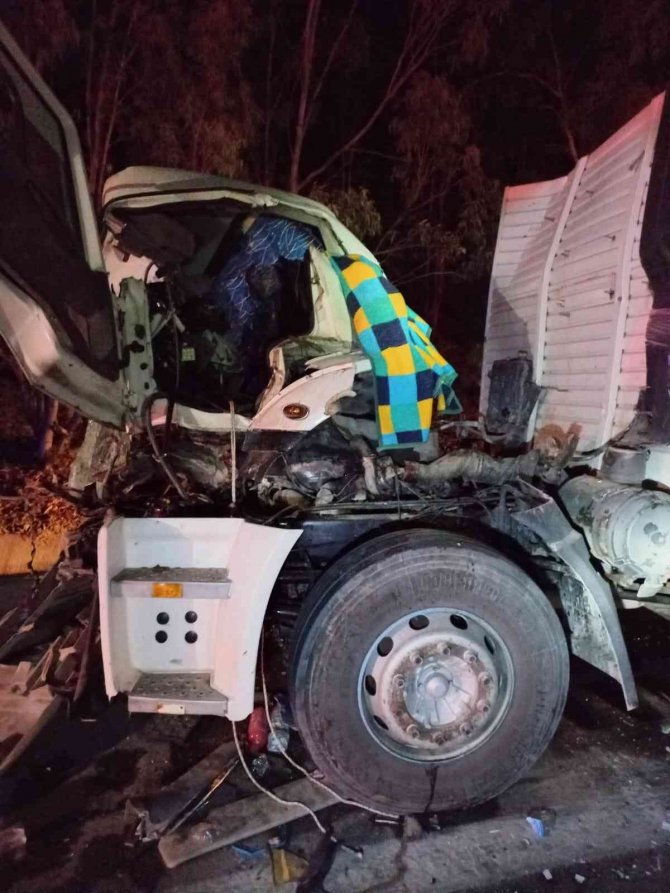 Tırın İçinde Sıkışan Sürücü İtfaiye Ekiplerince Kurtarıldı