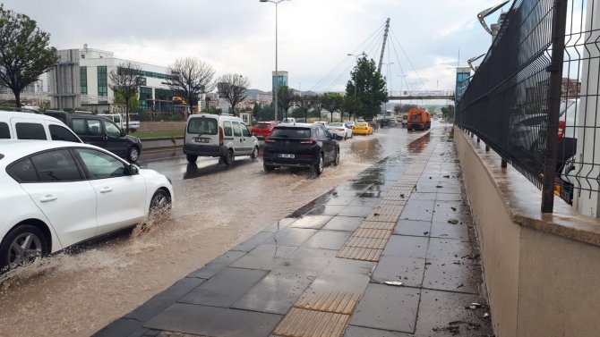 Başkent’te Sağanak Sonrası Sürücüler Zor Anlar Yaşadı