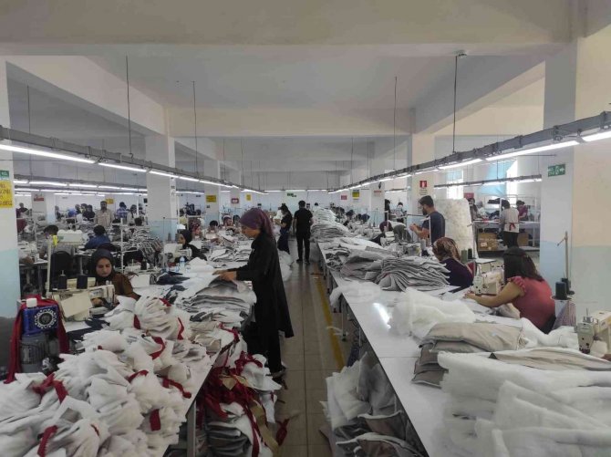 Devlet Desteğiyle Kurulan Tekstil Fabrikasında 400 Kişiye İş İmkanı Sağlandı
