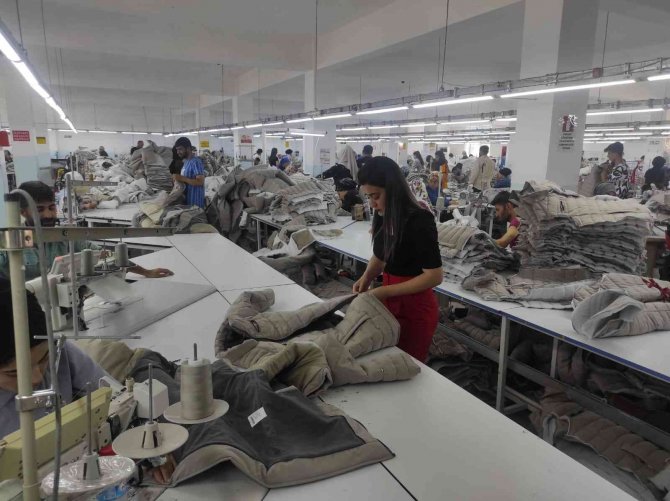 Devlet Desteğiyle Kurulan Tekstil Fabrikasında 400 Kişiye İş İmkanı Sağlandı