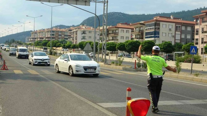 Bayram Öncesi Yolculara Trafik Kuralları Ve Emniyet Kemeri Uyarısı