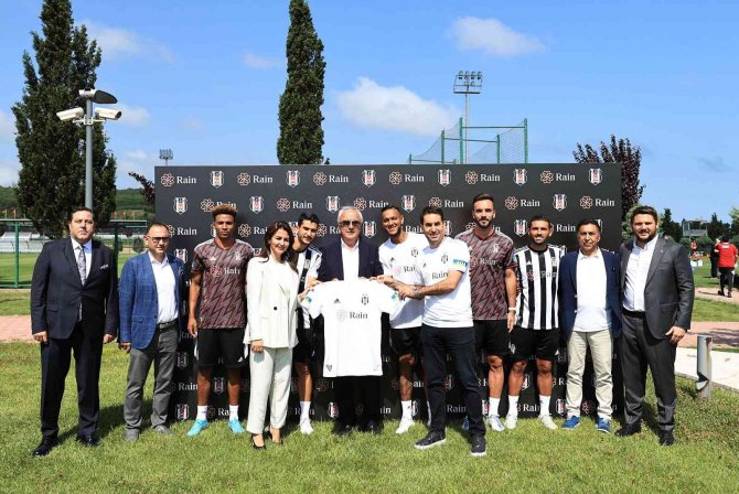 Beşiktaş’ın Yeni Sezon Formaları Tanıtıldı
