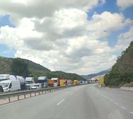 Bilecik-bozüyük Karayolunda Arızalanan Tır Trafiği Kilitledi