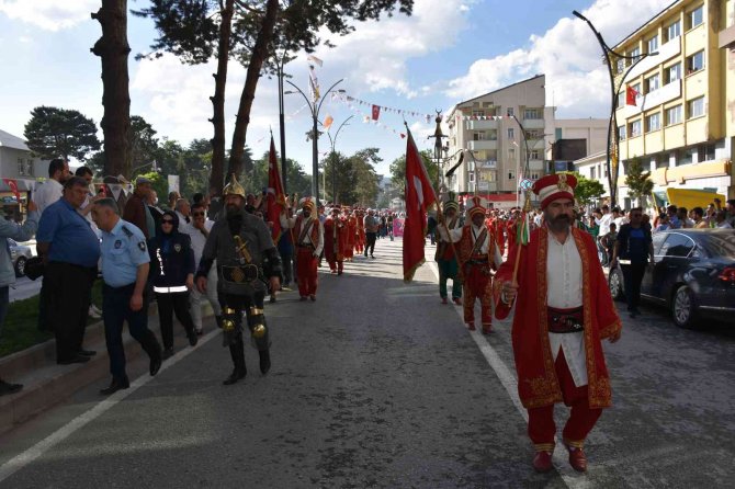 “Tatvan Doğu Anadolu Fuarı Kültür Ve Sanat Festivali” Kortej Yürüyüşüyle Başladı