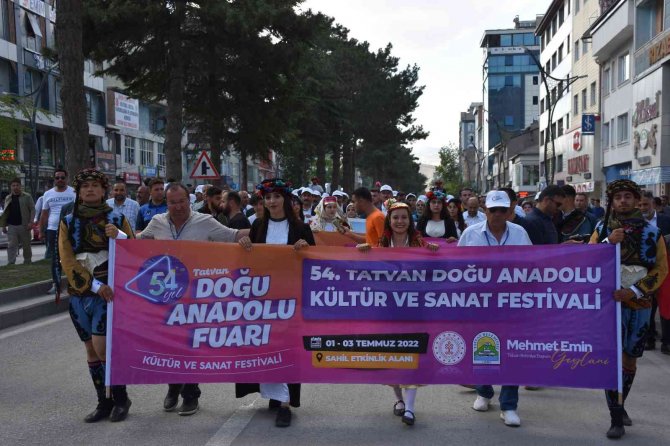 “Tatvan Doğu Anadolu Fuarı Kültür Ve Sanat Festivali” Kortej Yürüyüşüyle Başladı