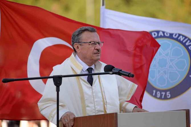 Bursa’da Veterinerlerden Coşkulu Mezuniyet