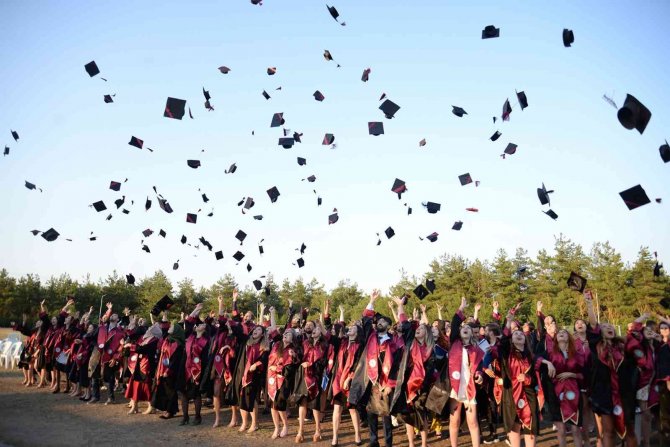 Bursa’da Veterinerlerden Coşkulu Mezuniyet