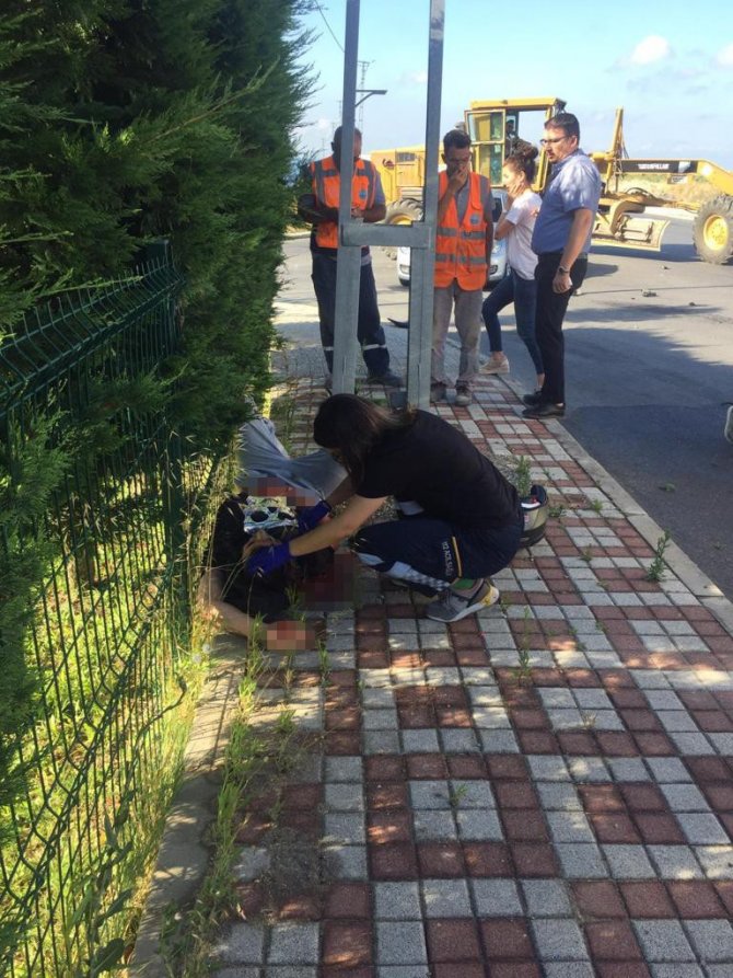 Motosikletiyle Hızla Arabaya Çarpan Genç 30 Metre Öteye Uçtu