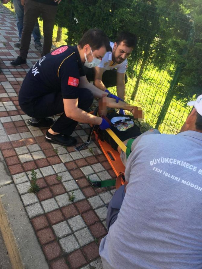 Motosikletiyle Hızla Arabaya Çarpan Genç 30 Metre Öteye Uçtu