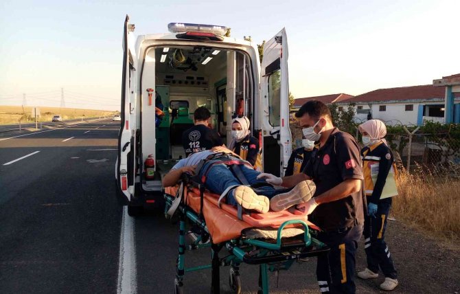 Lastiği Patlayan Otomobil Metrelerce Yüksekten Tarlaya Uçtu, Emniyet Kemeri Hayat Kurtardı