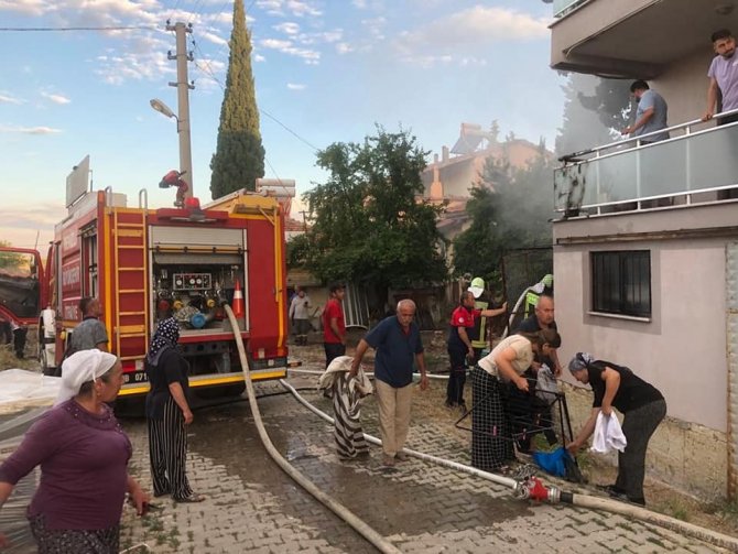 Vatandaşın Hortumla Müdahalesi Apartmanı Yanmaktan Kurtardı