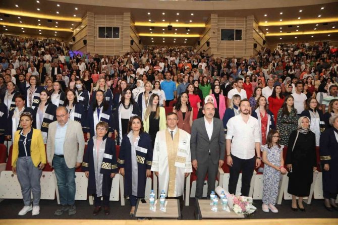 Erü Sağlık Bilimleri Fakültesi Yeni Mezunlarını Verdi