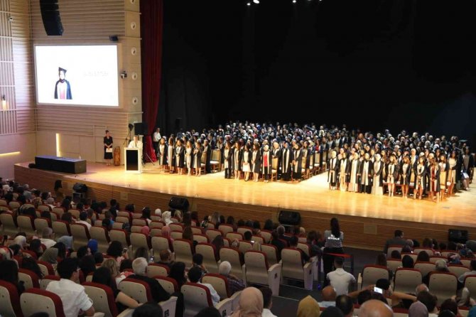 Erü Sağlık Bilimleri Fakültesi Yeni Mezunlarını Verdi