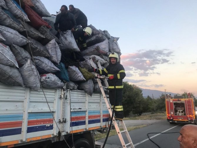 Mangal Kömürü Yüklü Tırda Çıkan Yangını İtfaiye Söndürdü