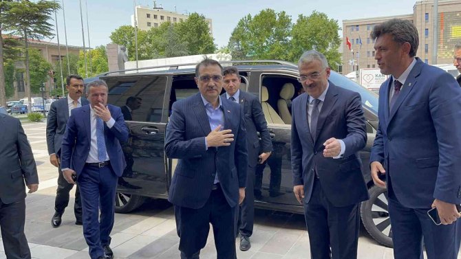 Bakan Dönmez, Vali Ayyıldız’ı Makamında Ziyaret Etti