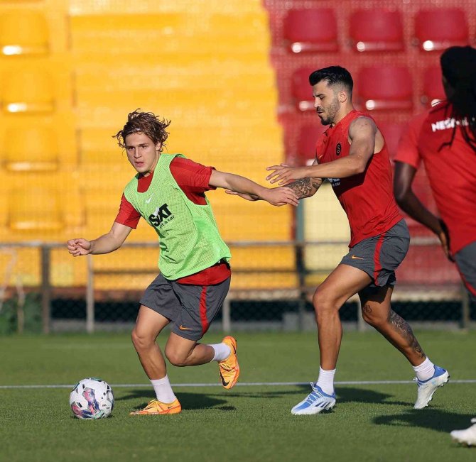 Galatasaray Günü Çift Antrenmanla Tamamladı
