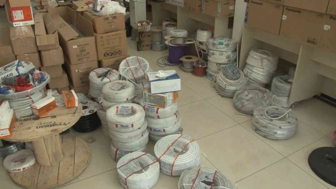 Gaziosmanpaşa’da Arsız Hırsızlardan Vatandaşlara Satırlı Tehdit: O Anlar Kamerada