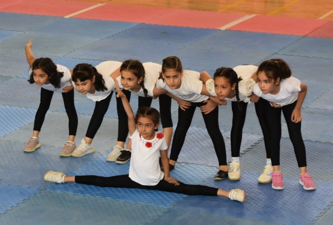 Vali Tekbıyıkoğlu’ndan Velilere Çağrı: "Çocuklarımız Ekranlarıyla Değil, Akranlarıyla Zaman Geçirsin"