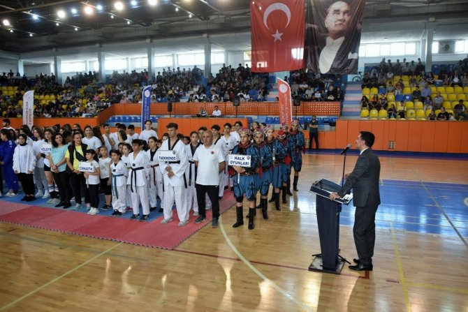 Vali Tekbıyıkoğlu’ndan Velilere Çağrı: "Çocuklarımız Ekranlarıyla Değil, Akranlarıyla Zaman Geçirsin"