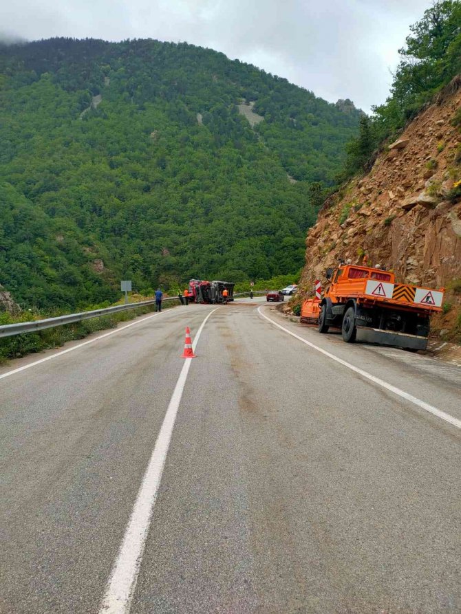 Ayçiçeği Küspesi Yüklü Tır Yan Yattı, Sürücü Yaralandı