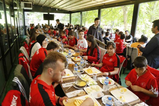 Gümüşhane’de Yarıştıkları Branşlarda Başarı Gösteren Sporcular Kahvaltıda Buluştu