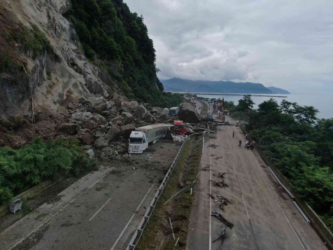 Sarp Sınır Kapısı’na Giden Yolu Trafiğe Açmak İçin Çalışmalar Sürüyor