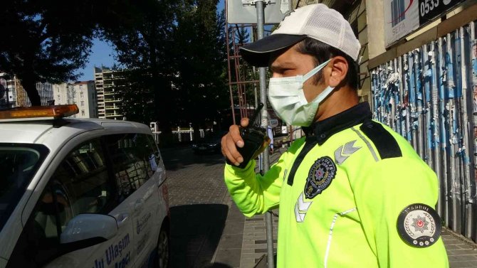 Ehliyetsiz Turistler Görevlerini Yapan Polislerin Önce Fotoğraflarını Çekti, Sonra Rüşvet Teklif Etti