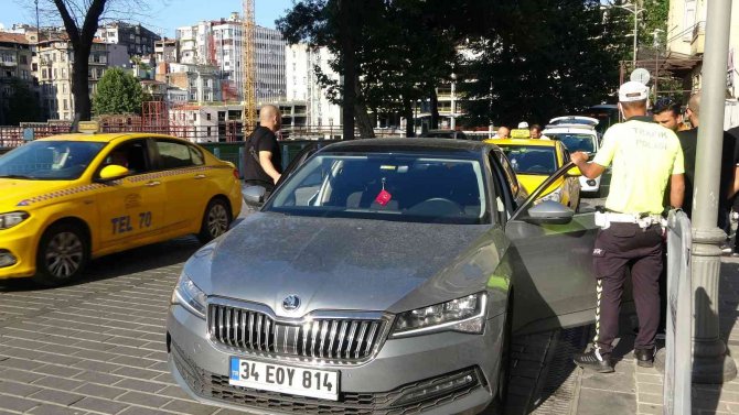 Ehliyetsiz Turistler Görevlerini Yapan Polislerin Önce Fotoğraflarını Çekti, Sonra Rüşvet Teklif Etti