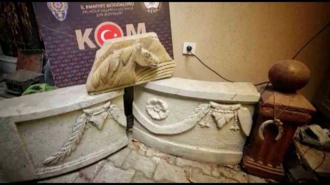İ̇zmir Polisinden Tarihi Eser Kaçakçılarına Operasyon