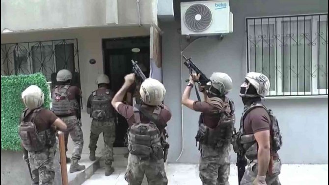İ̇zmir’de Haklarında Yakalama Emri Olan 25 Suçluya Operasyon