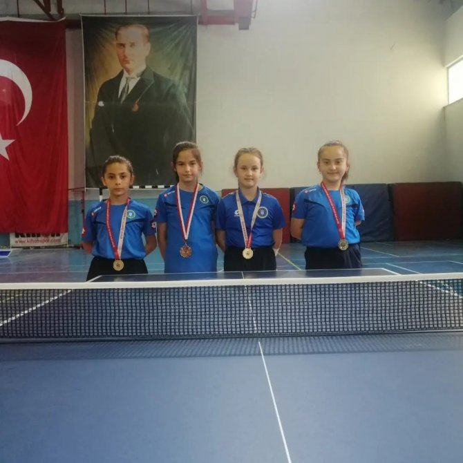 Bursa Büyükşehir Belediyesporlu Raketler Madalya Ve Kupaları Topladı