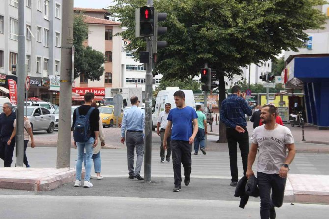 Konya’da Işık İhlali Yapan Yayalar Havadan Dron İle Uyarıldı Ve Denetlendi