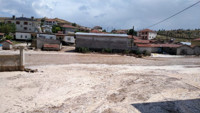 Konya’nın Yunak İlçesinde Şiddetli Yağış Sele Neden Oldu
