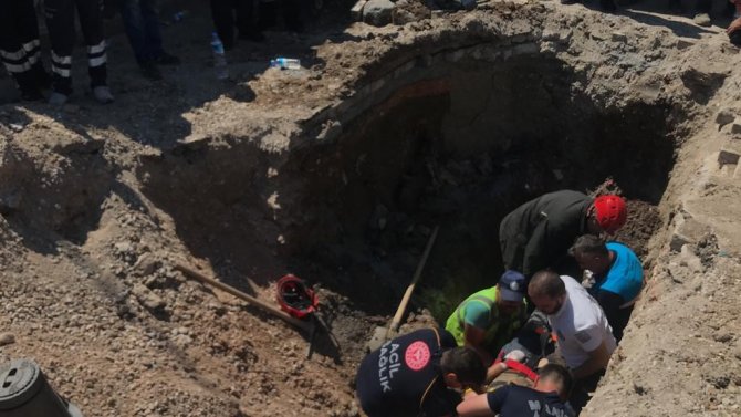 Toprak Altında Kalan İşçiyi Elleriyle Kazarak Kurtardılar