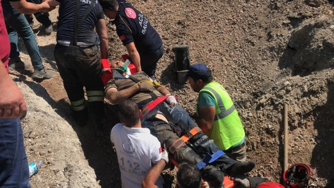 Toprak Altında Kalan İşçiyi Elleriyle Kazarak Kurtardılar
