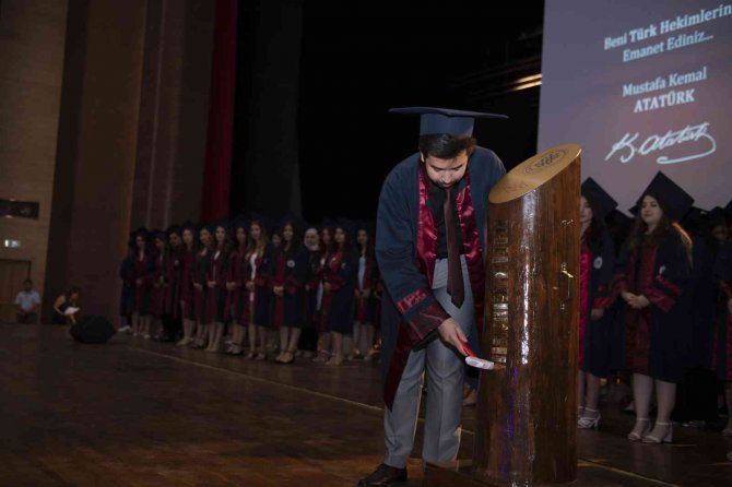 Seçer, Genç Hekimlerin Mezuniyet Heyecanına Ortak Oldu