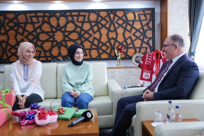 Milli Eğitim Bakanı Özer’den Lgs Türkiye Birincilerine Tebrik