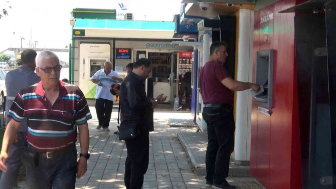 Yalova’da Atm’lere Çekiçle Saldırarak Paramparça Etti