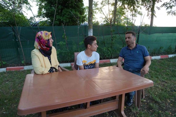 Mum Işığında Lgs’ye Hazırlanan Afetzede Öğrenci Türkiye Birincisi Oldu