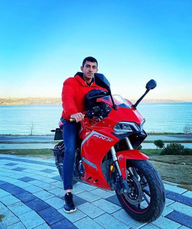 Motosikletiyle Hızla Arabaya Çarpan Genç 30 Metre Öteye Uçtu
